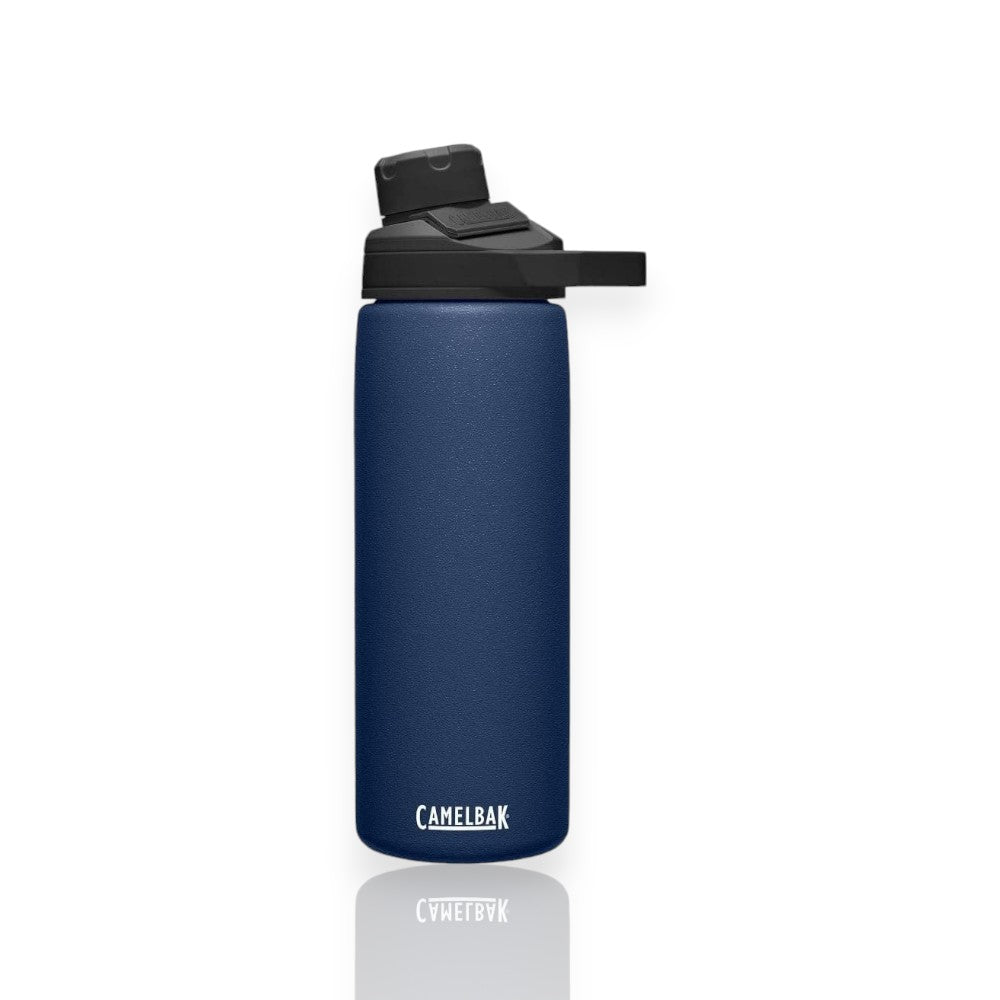 Garrafa Térmica Camelbak Chute Mag - 600ml azul com bico ergonômico e isolamento térmico a vácuo, ideal para aventuras ao ar livre.