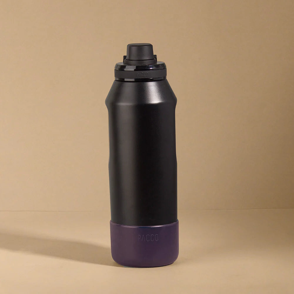 Capa Vyta PACCO 1200ml, garrafa sustentável com design moderno e base roxa, ideal para armazenamento de bebidas.