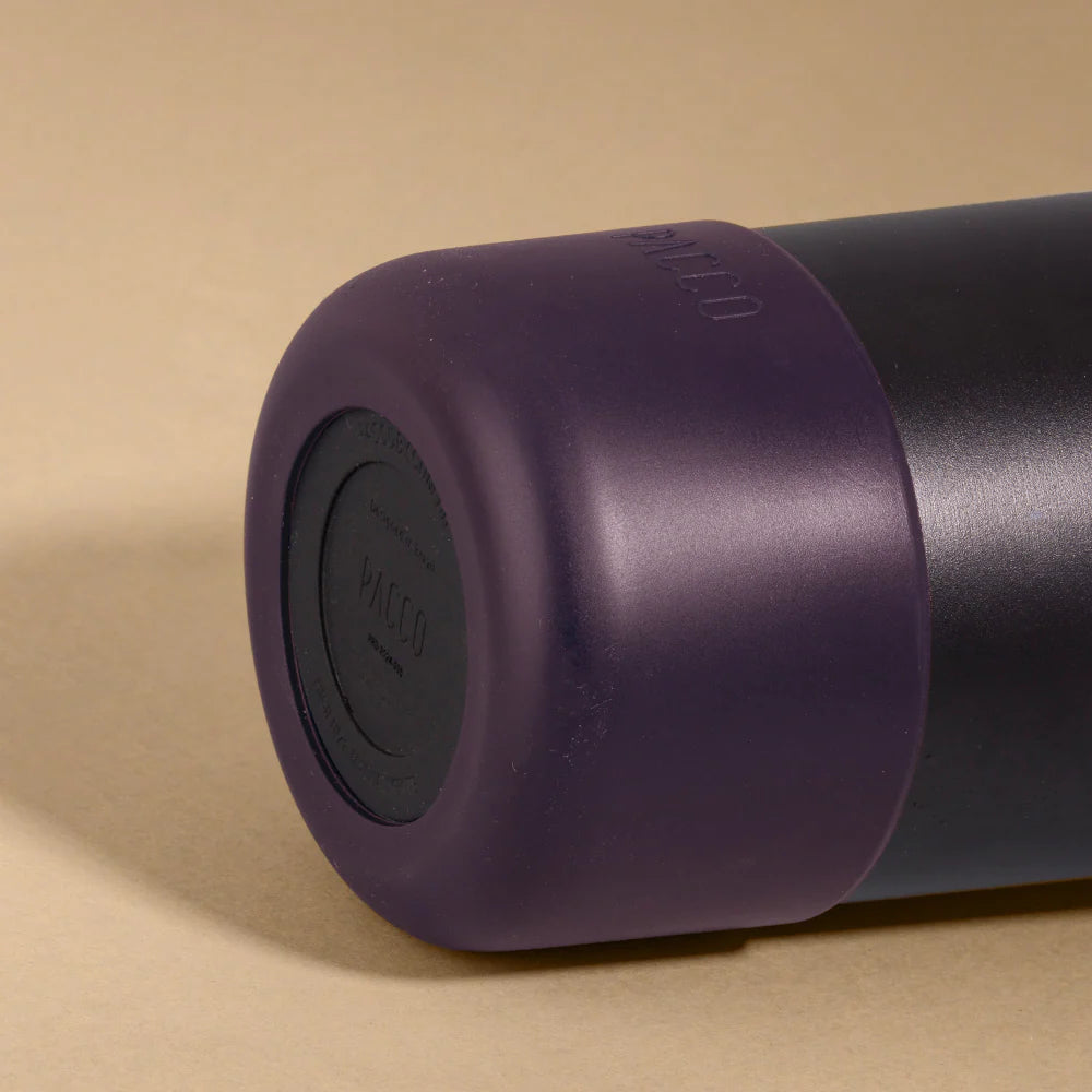 Garrafa roxa Capa Vyta PACCO 1200ml em detalhe sobre fundo bege.