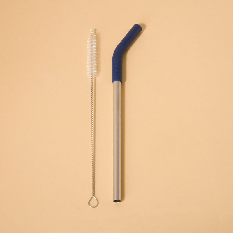 Eco Canudo em Inox - PACCO com escova de limpeza azul, sustentável e reutilizável em aço inoxidável, fundo bege.