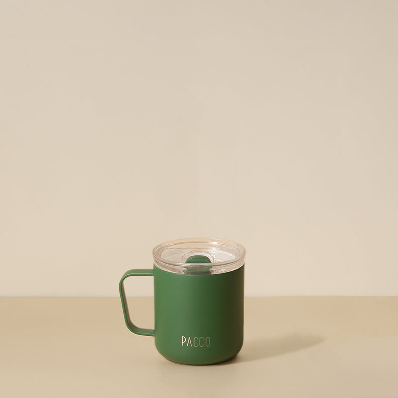 Caneca PACCO Fokus 295ml verde com revestimento PURETASTE®, ideal para café, chá ou chocolate quente, preserva sabores autênticos.