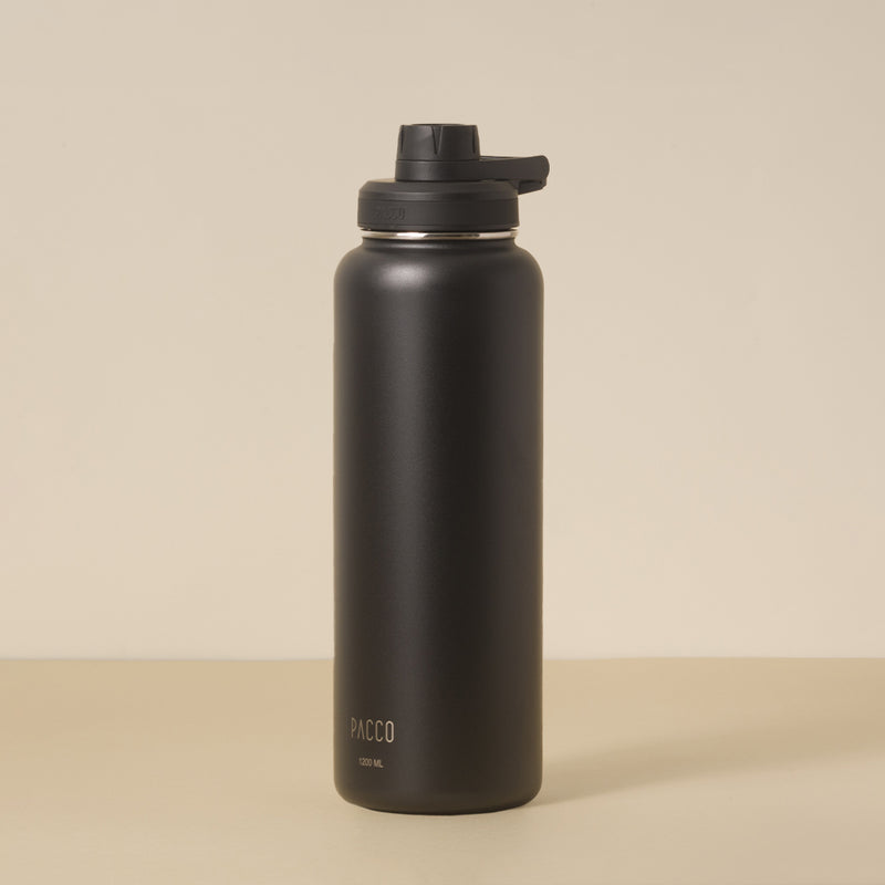 Garrafa Térmica PACCO Hydrav2 1200ml preta em fundo bege, ideal para bebidas frias e quentes com alta durabilidade e design moderno.