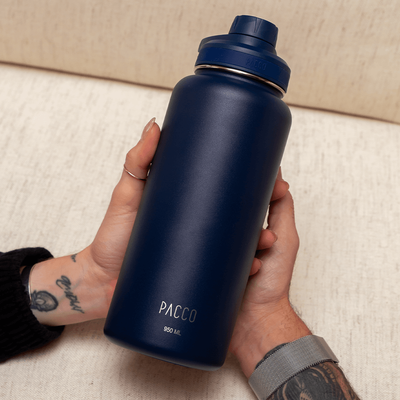 Garrafa Térmica PACCO Hydrav2 950ml com design moderno e isolamento térmico, ideal para manter bebidas frias ou quentes por horas.