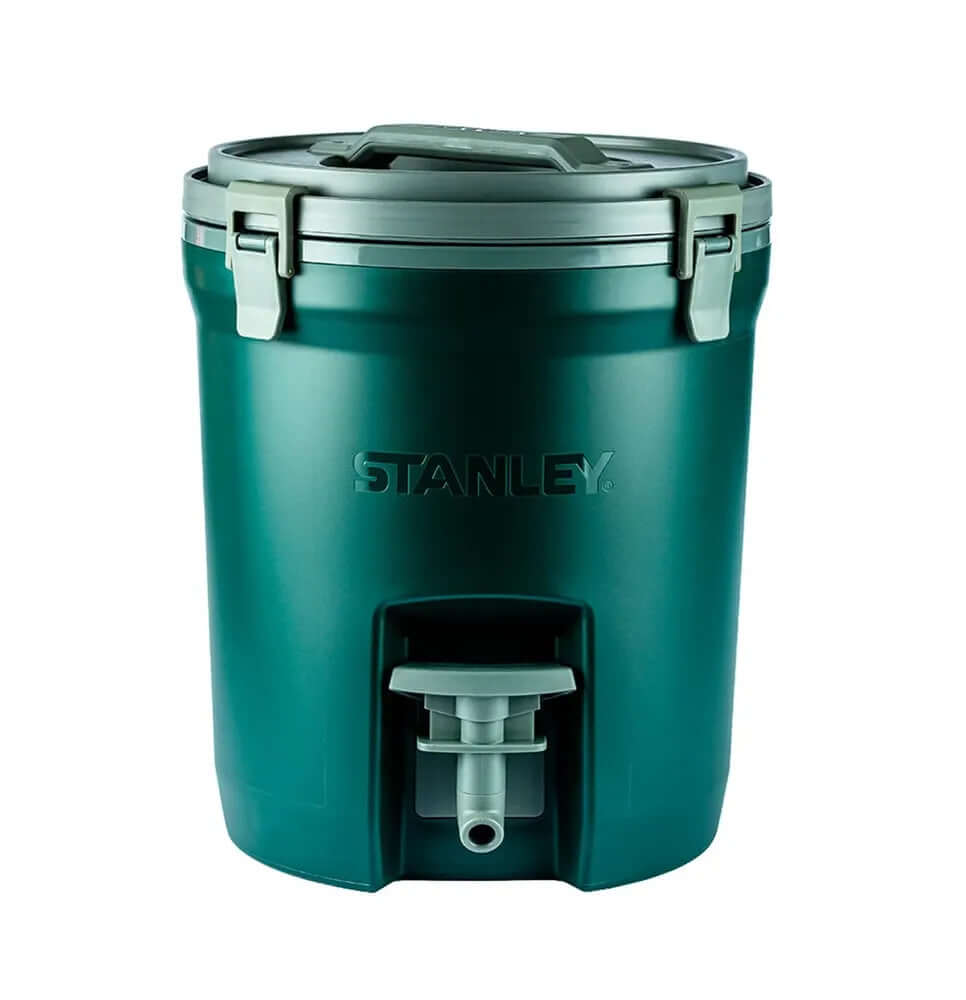 Jug Térmica Stanley 7,5L em plástico verde escuro, ideal para eventos e acampamentos, mantendo bebidas na temperatura ideal.