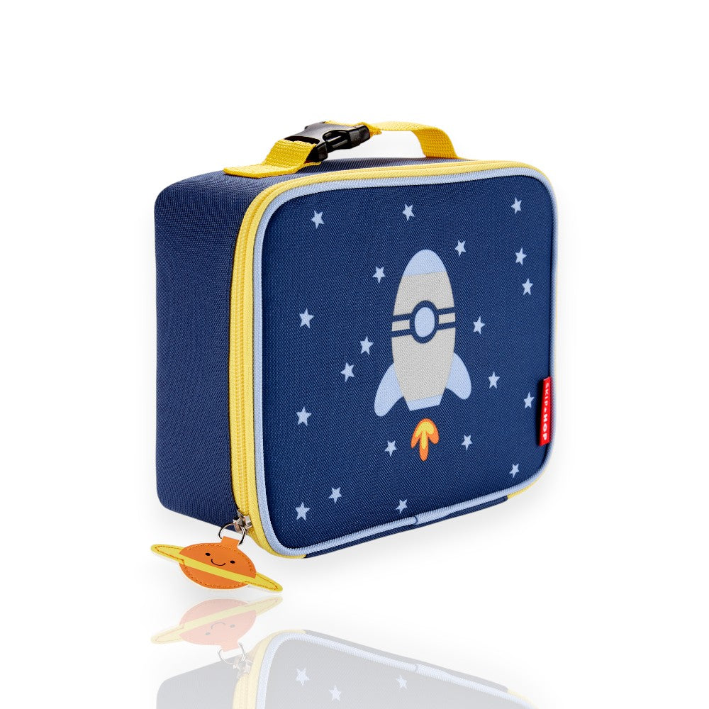 Lancheira Térmica Infantil Clássica Skip Hop azul com estampa de foguete, ideal para crianças, espaço amplo e alça prática.