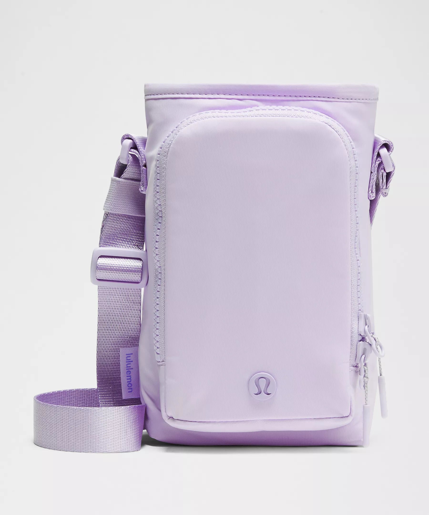Bolsa para Garrafa Térmica - Cross Bottle Lululemon em cor lilás com design compacto e espaço adicional para celular e pequenos itens.