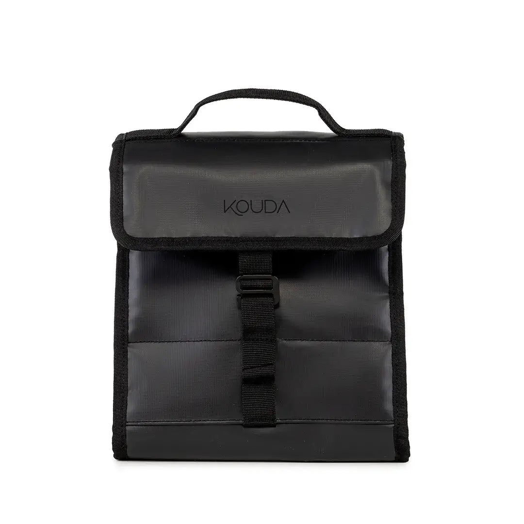 Lunch Bag Térmica Kouda Oly – 10 litros, preta e compacta com alça e fecho, ideal para transportar lanches com estilo e segurança.