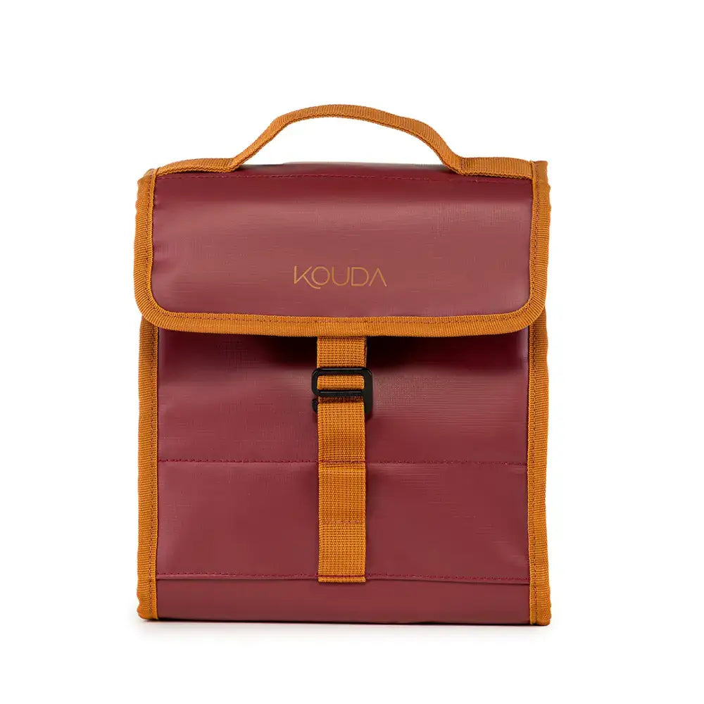 Lunch Bag Térmica Kouda Oly – 10 litros, bolsa térmica compacta e flexível em tom vermelho com alça ajustável.
