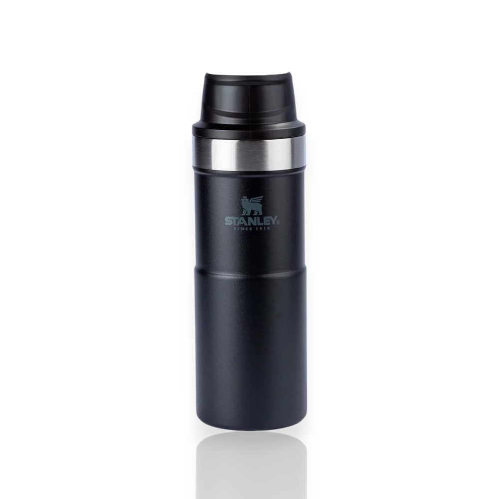 Mug Classic Stanley - 354ml preta em aço inoxidável com isolamento térmico, mantendo bebidas quentes ou frias por horas, sem BPA.