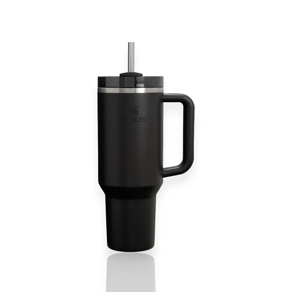 Copo Quencher Stanley 1,18L preto com alça e tampa FlowState, ideal para academia, escritório e viagens. Design ergonômico e prático.