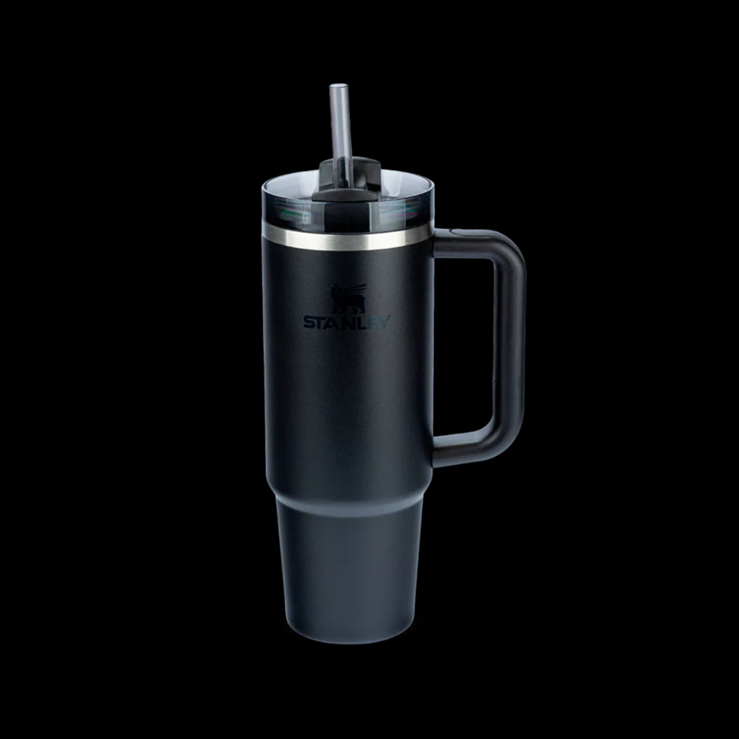 Copo Quencher Stanley 887ml em preto, com alça ergonômica e tampa de 3 posições, famoso por manter bebidas geladas por até 40 horas.