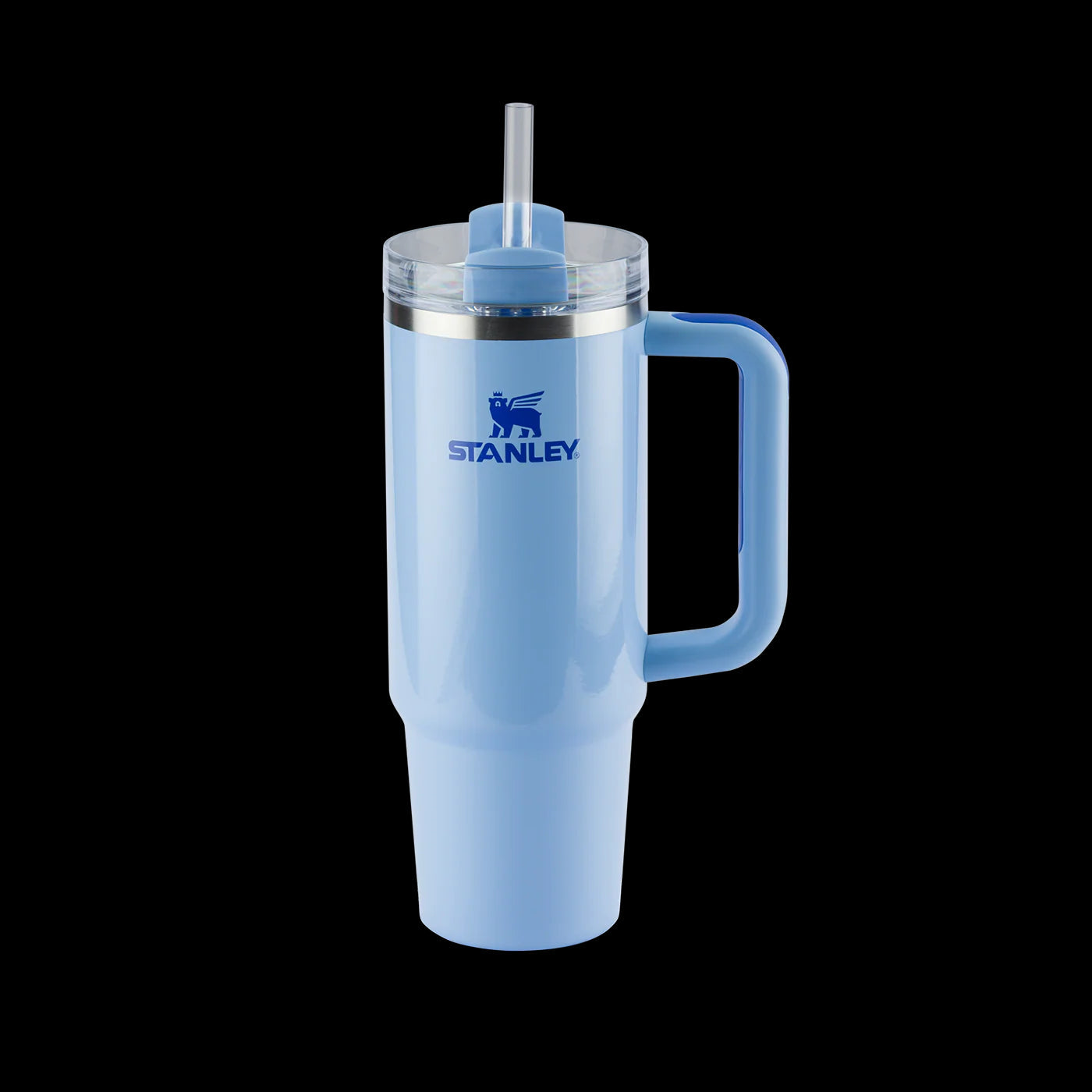 Copo Quencher Stanley 887ml em azul com alça ergonômica, ideal para manter bebidas geladas. Ícone de design e funcionalidade térmica.