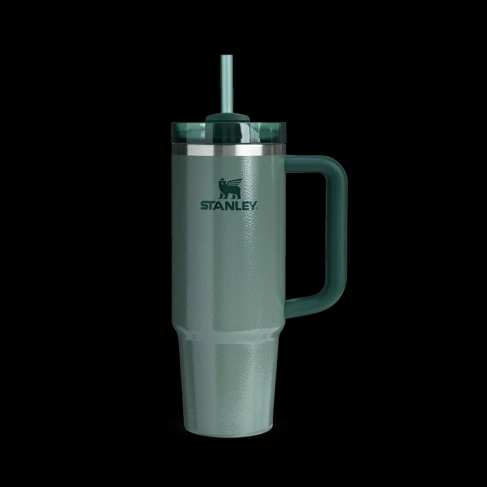 Copo Quencher Stanley 887ml com isolamento térmico a vácuo, alça ergonômica e tampa de 3 posições, ideal para bebidas geladas.