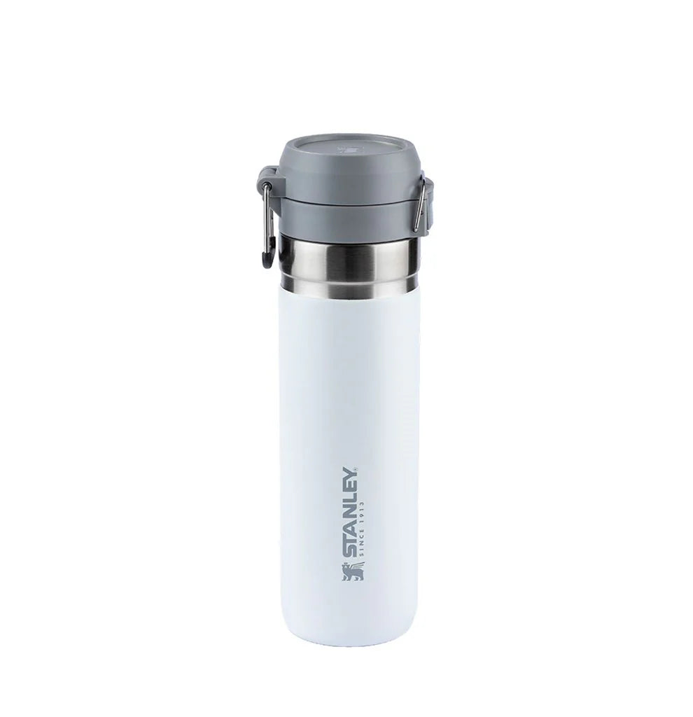 Garrafa Térmica Quick Flip Stanley - 710ml em branco com tampa cinza e trava de segurança, ideal para manter líquidos gelados.