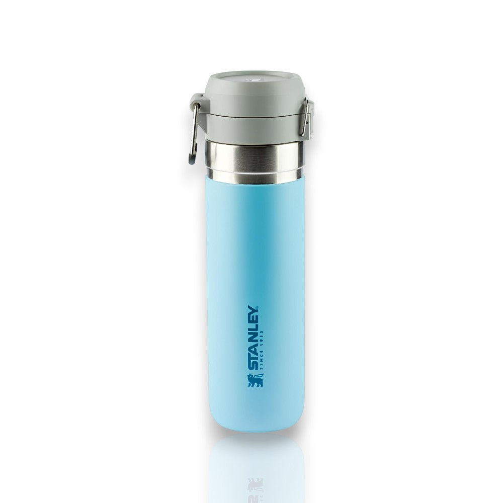Garrafa Térmica Quick Flip Stanley - 710ml azul, ideal para manter líquidos gelados por até 12 horas com isolamento a vácuo e tampa segura.
