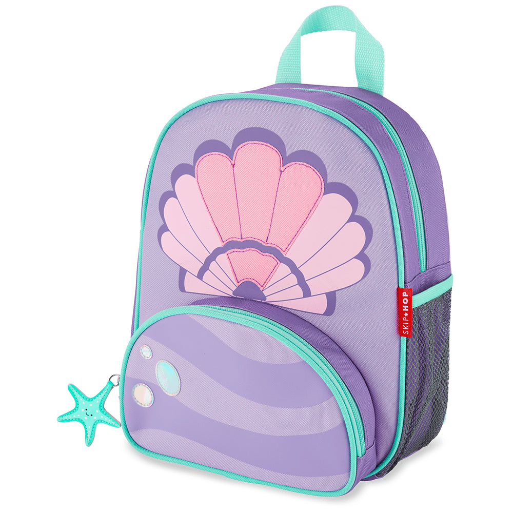 Mochila Infantil Spark Skip Hop lilás com concha rosa decorativa e detalhes 3D, ideal para crianças acima de 3 anos.