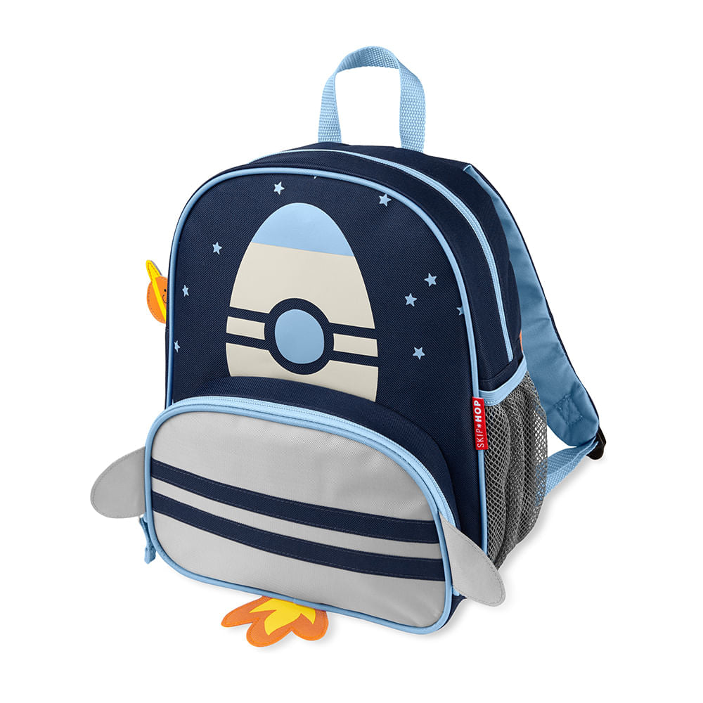 Mochila Infantil Spark Skip Hop com design de foguete, compartimento espaçoso, bolso lateral e detalhes 3D inovadores para crianças a partir de 3 anos.