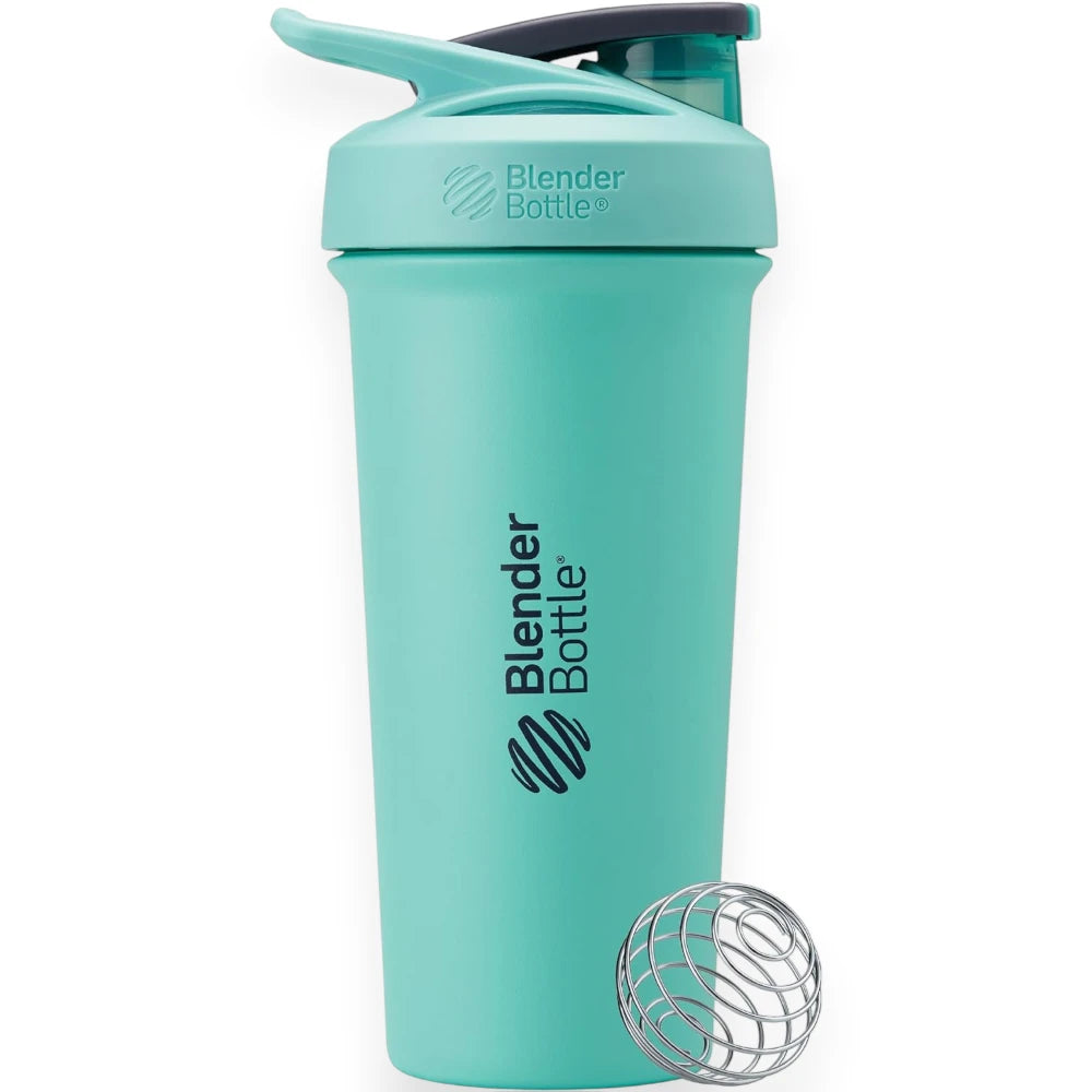 Coqueteleira Blender Bottle Strada Sleek 740ml com tampa flip StayOpen e design ergonômico para bebidas geladas até 24 horas.