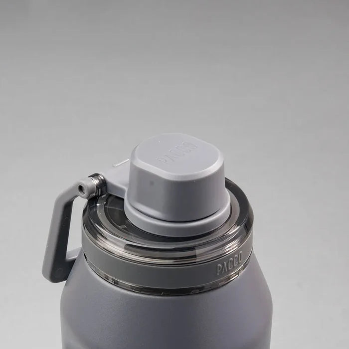 Tampa PACCO Flow cinza, resistente a altas temperaturas, ideal para bebidas quentes ou frias, destacando funcionalidade e estilo.