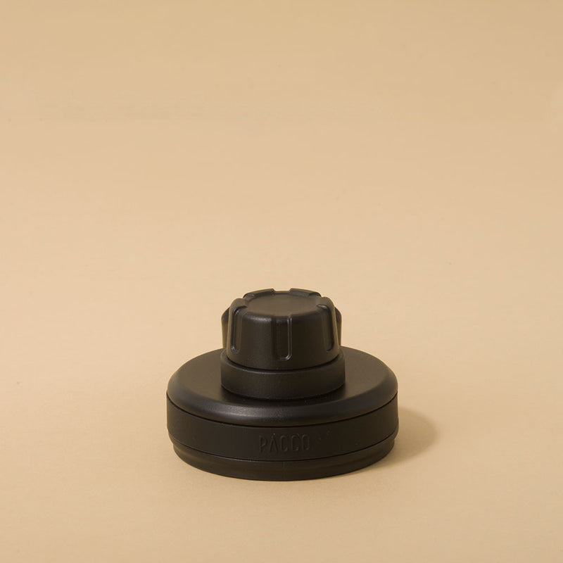 Tampa PACCO Original preta com design moderno e alça funcional para transporte seguro, feita em polipropileno durável.