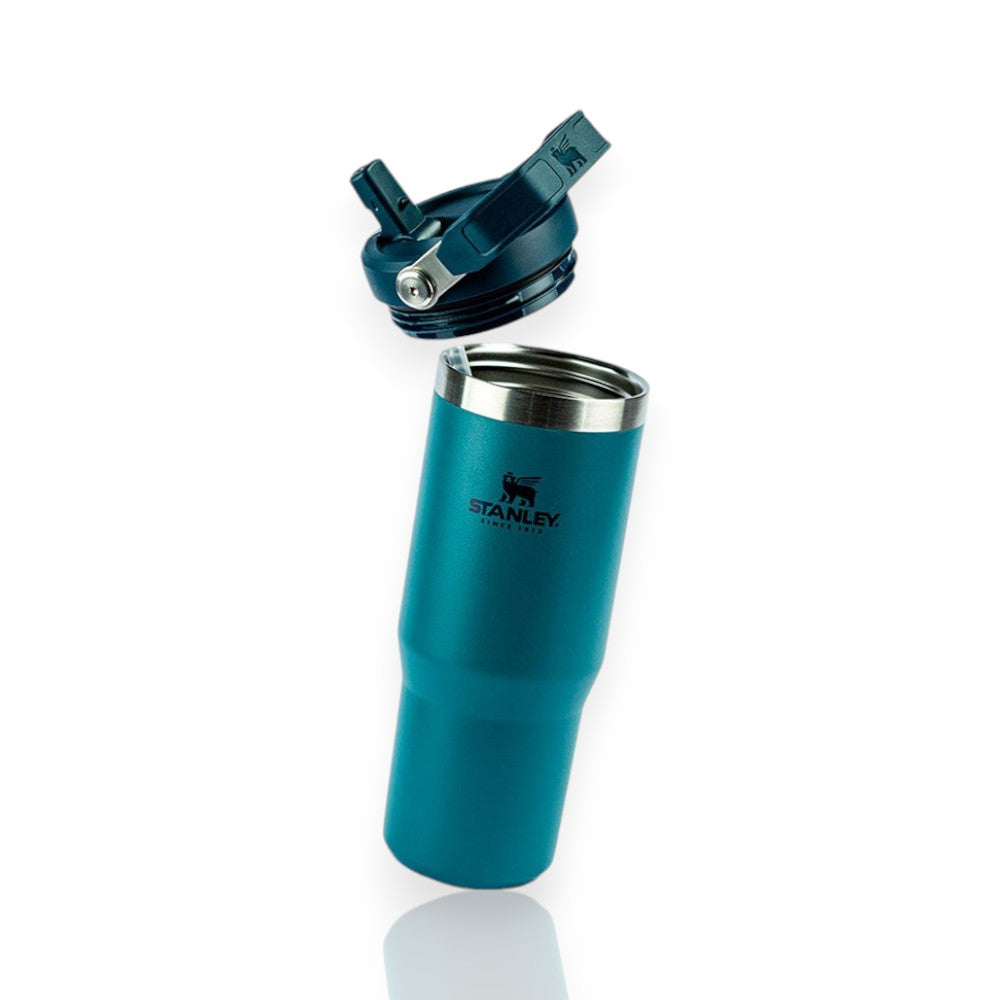 Tumbler Térmico Flip Straw Stanley - 887ml com tecnologia térmica avançada exibido com tampa solta, ideal para bebidas.