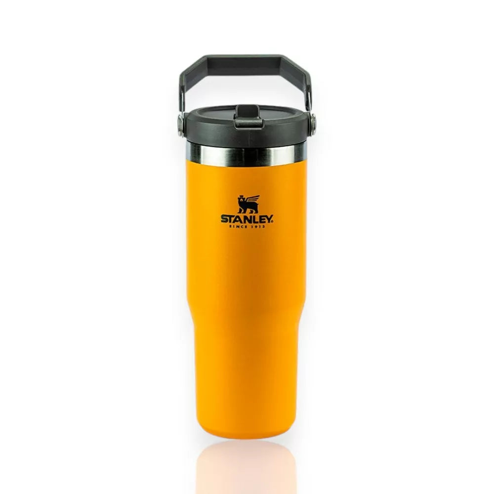 Tumbler Térmico Flip Straw Stanley - 887ml em amarelo vibrante, com isolamento a vácuo e alça ergonômica para uso diário.