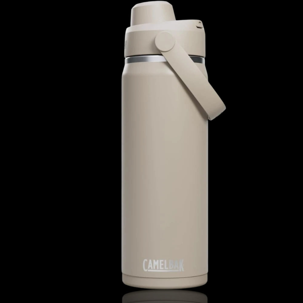 Garrafa Térmica Camelbak Thrive Chug 590ml em fundo preto, ideal para manter hidratação em dias intensos com alta capacidade térmica.