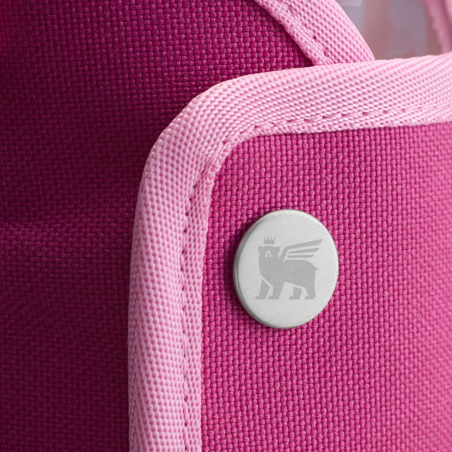 Detalhe da "Bolsa para Copo Quencher Stanley - Carry All 1,18L" em poliéster reciclado com padrão de urso alado e costura rosa.