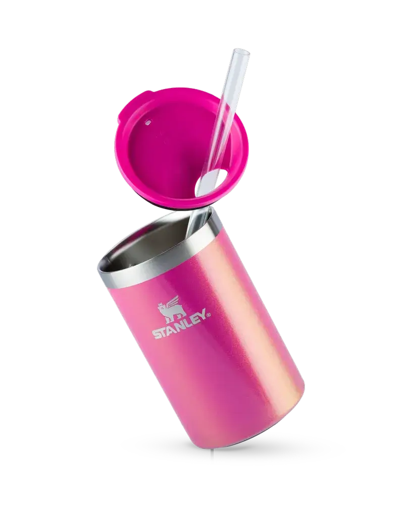 Can Cooler com canudo Stanley | 296ML em aço inoxidável rosa com canudo transparente, compacto e funcional para bebidas quentes ou frias.