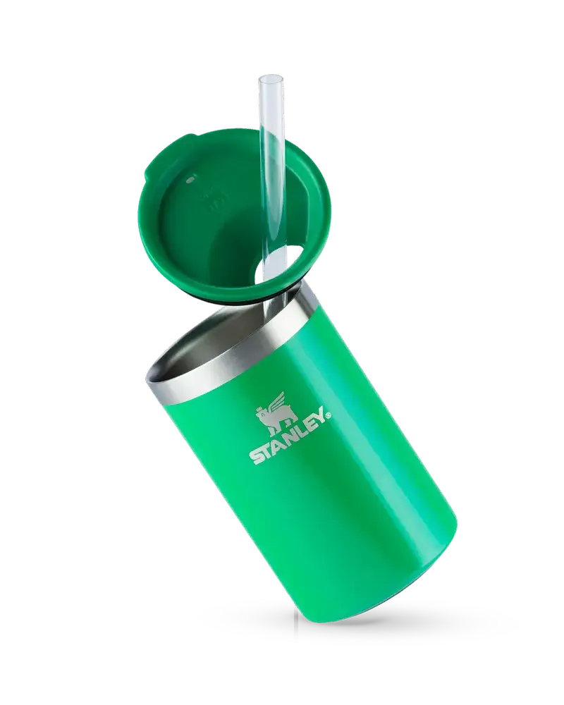 Can Cooler com canudo Stanley | 296ML em aço inoxidável, verde, ideal para bebidas frias e quentes, design compacto e prático.