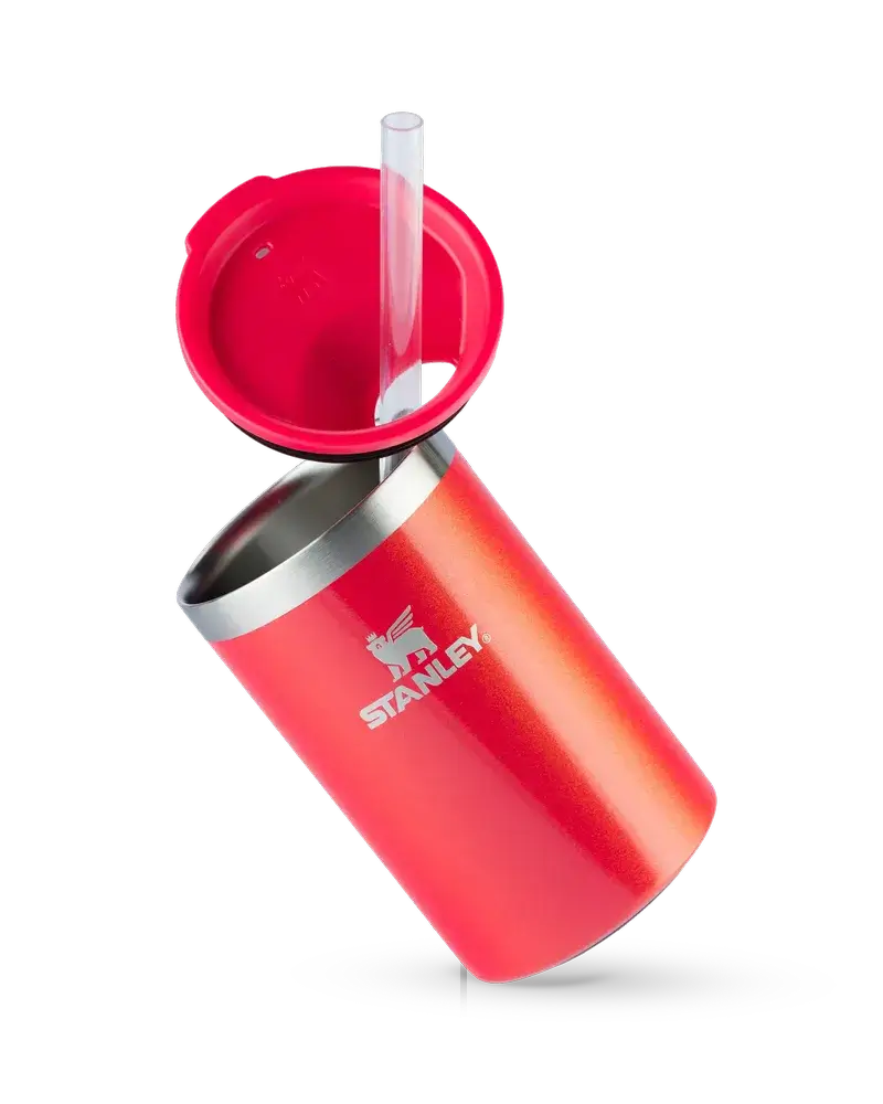 Can Cooler com canudo Stanley | 296ML em aço inoxidável 18/8 reciclado, vermelho e elegante, perfeito para conveniência e desempenho térmico.