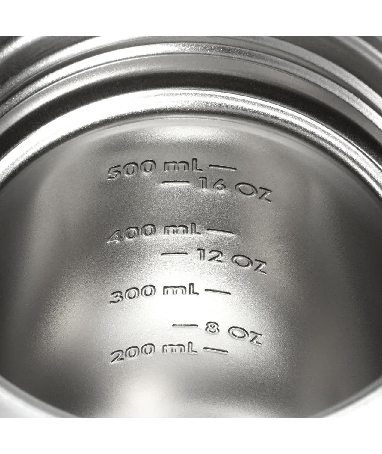 Visão interna do Stanley Activate Shaker | Coqueteleira 591ml mostrando medições em mL e oz gravadas em metal brilhante.