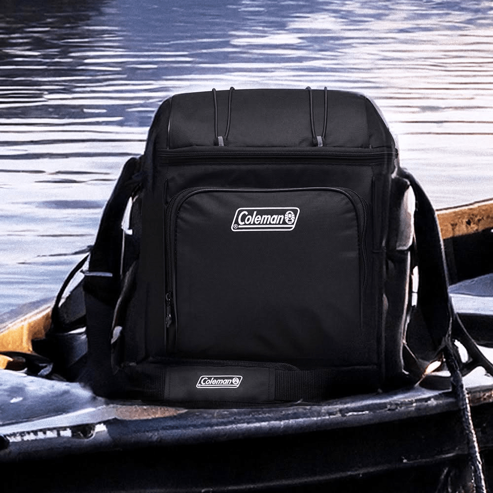 Bolsa Térmica Chiller™ 16 Latas Coleman em um barco, ideal para conservar bebidas na praia ou academia.