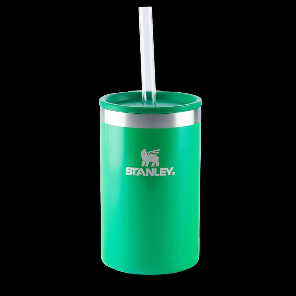 Can Cooler com canudo Stanley | 296ML em verde, conveniente e elegante para bebidas frias, design em aço inoxidável reciclável.