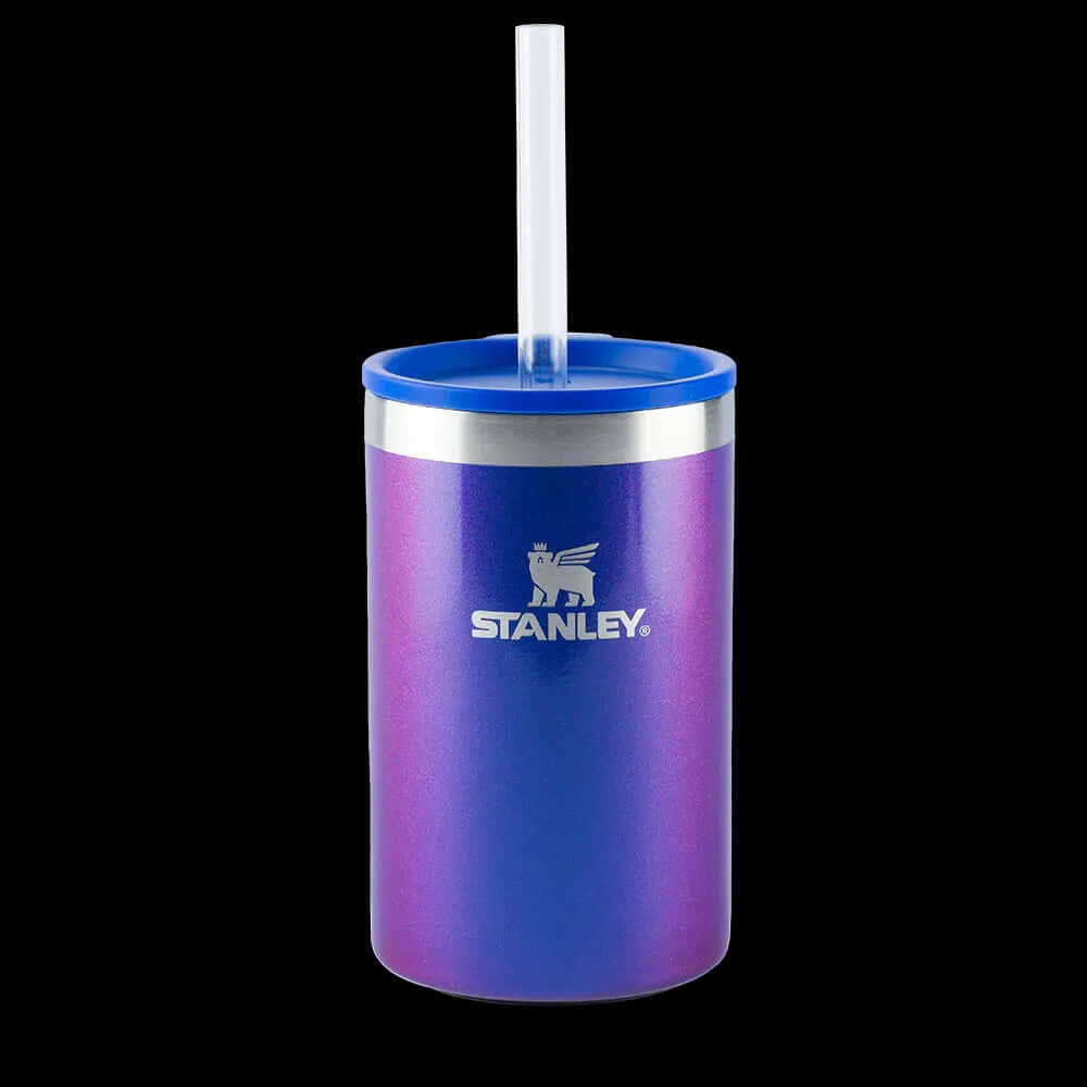 Can Cooler com canudo Stanley | 296ML, copo térmico azul e roxo brilhante com canudo, ideal para versatilidade e desempenho térmico.