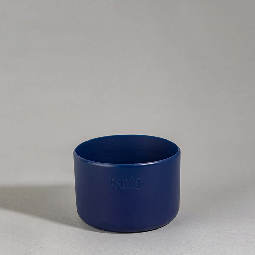 Capa Vyta PACCO 1200ml em silicone azul, proteção elegante e durável para garrafas, destacando sofisticação e resistência.