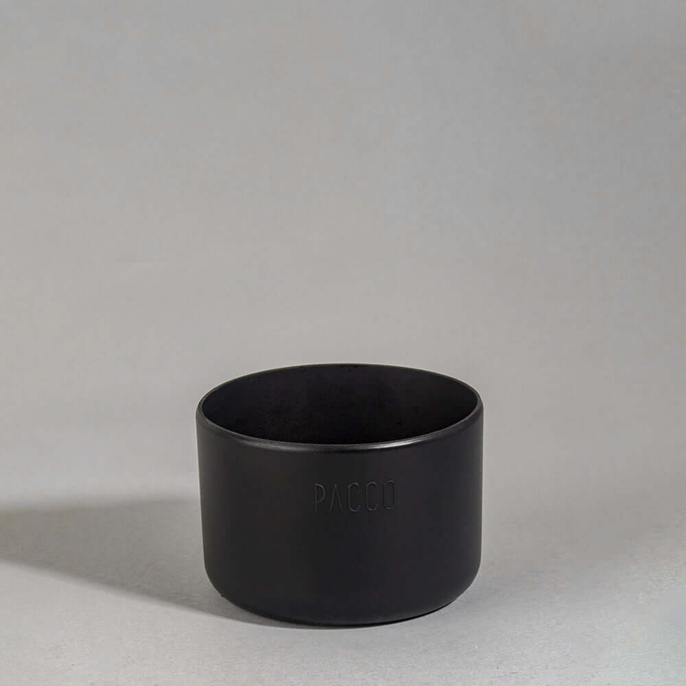 Capa Vyta PACCO 1200ml em silicone preto para proteção e elegância, evitando arranhões e impactos leves na garrafa.