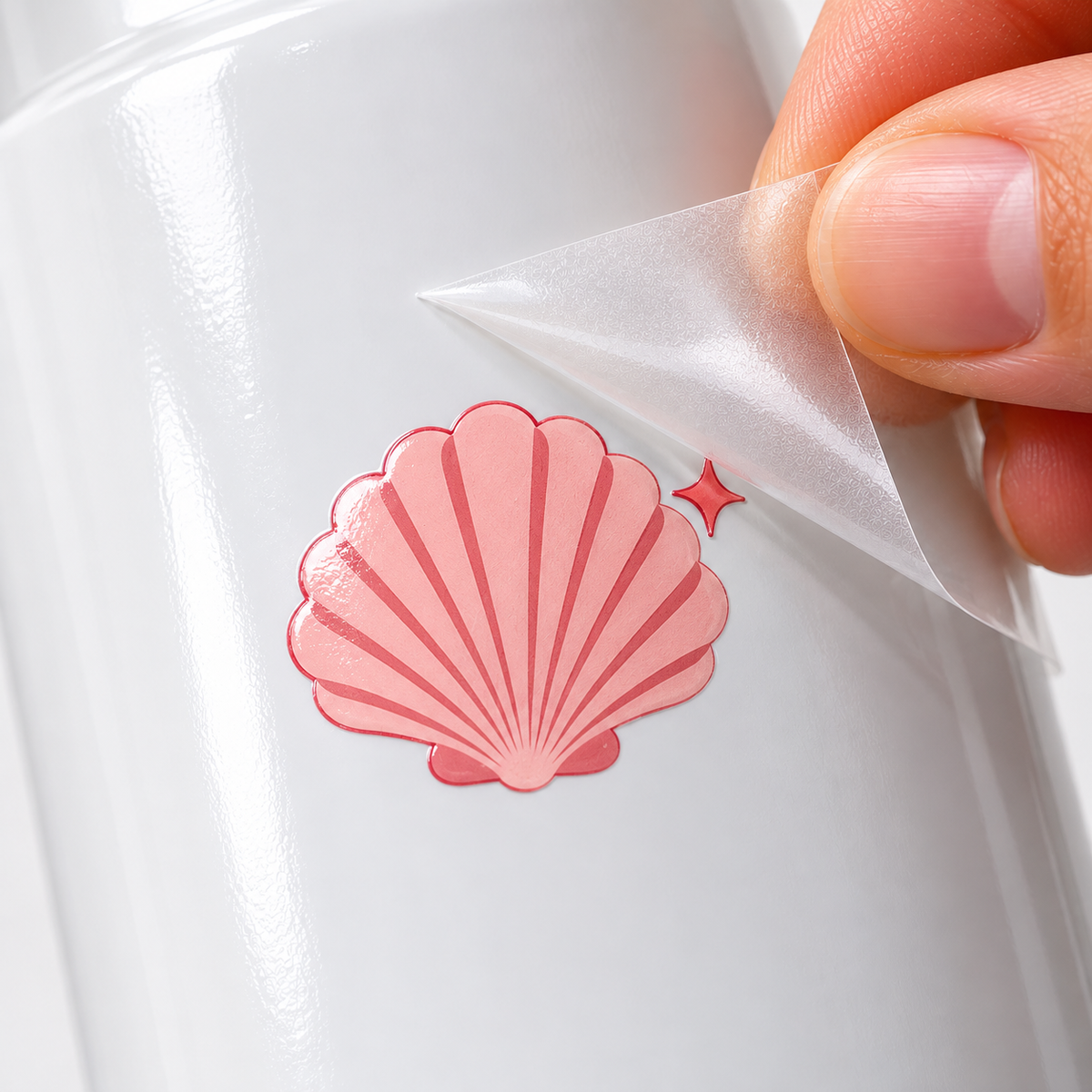 Ocean Blush: detalhe da concha com verniz protetor leve e retirada da película de transferência UV DTF.