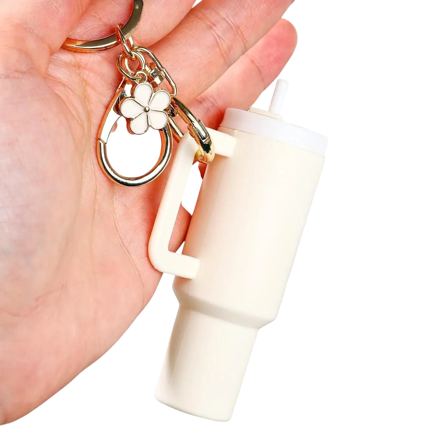 Chaveiro Copo Stanley Quencher bege com chaveiro de flor, acessório elegante para fãs dos copos Stanley.