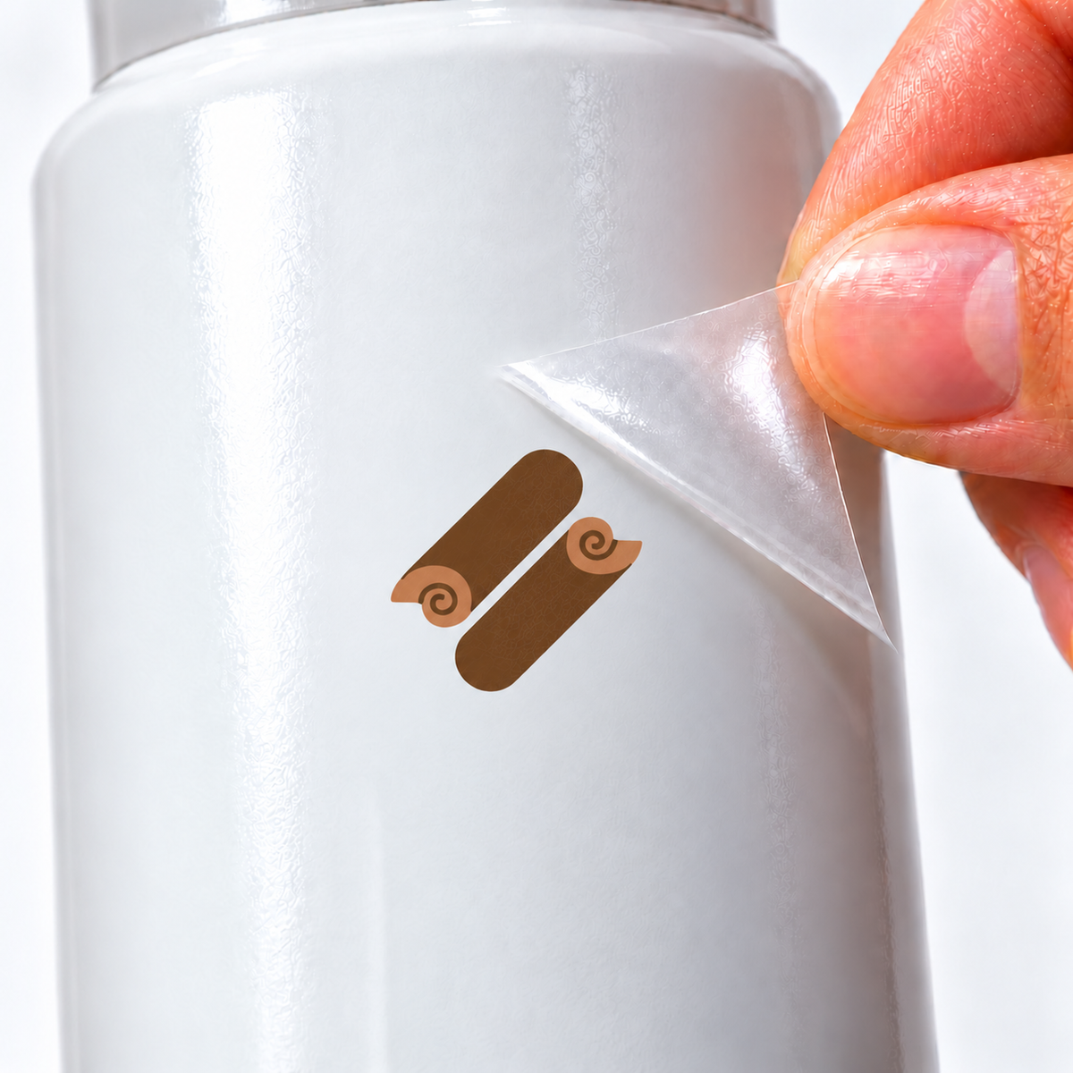 Canela — sticker UV DTF individual com verniz — detalhe de aplicação