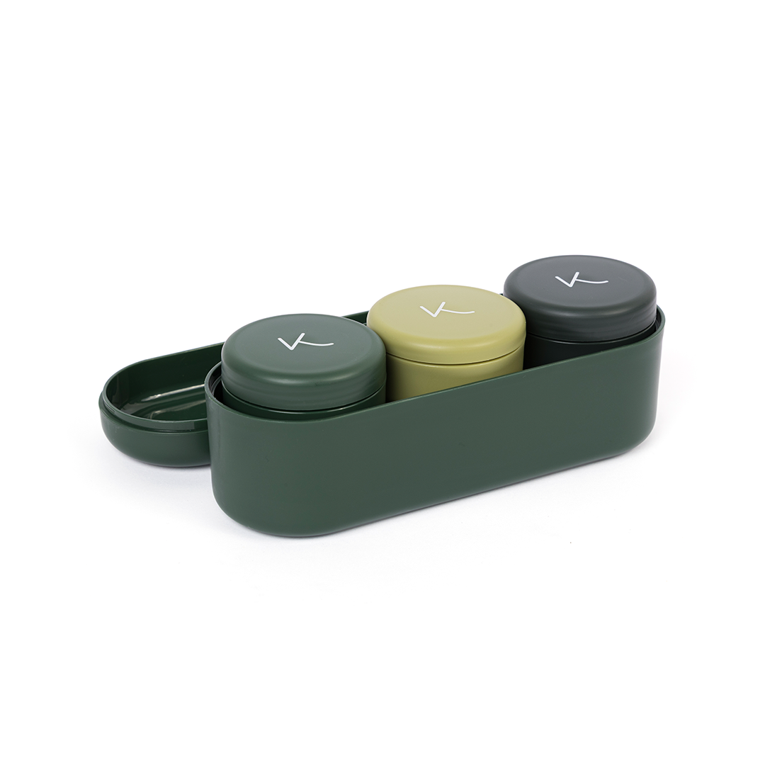 Conjunto de Porta Snacks Bento Petit - Kouda com três recipientes coloridos em um suporte verde.