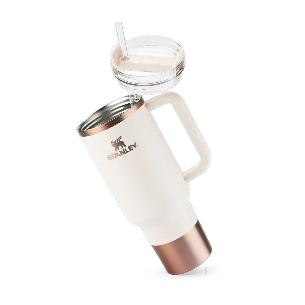 Copo Quencher Stanley 1,18L com tampa FlowState e canudo, design ergonômico ideal para academia e escritório.