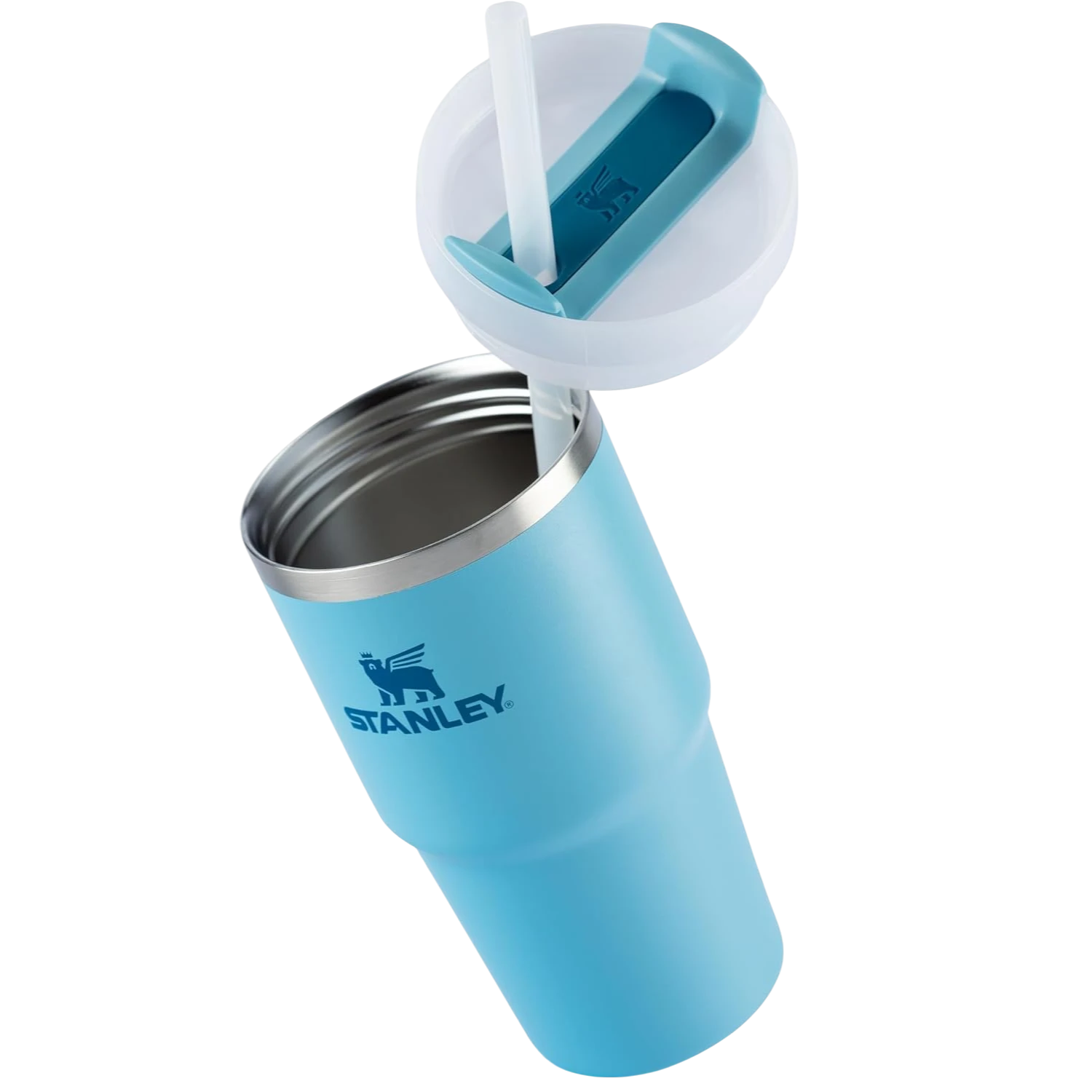 Copo Quencher 2.0 Stanley | 591ml em azul com canudo, tampa aberta, ideal para manter bebidas frias até 30h com gelo.