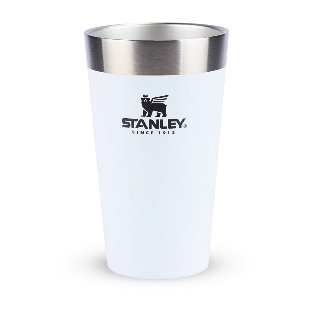Copo Térmico de Cerveja Stanley - 473ml em fundo branco, destaca isolamento duplo para manter bebidas frias por até 4 horas.