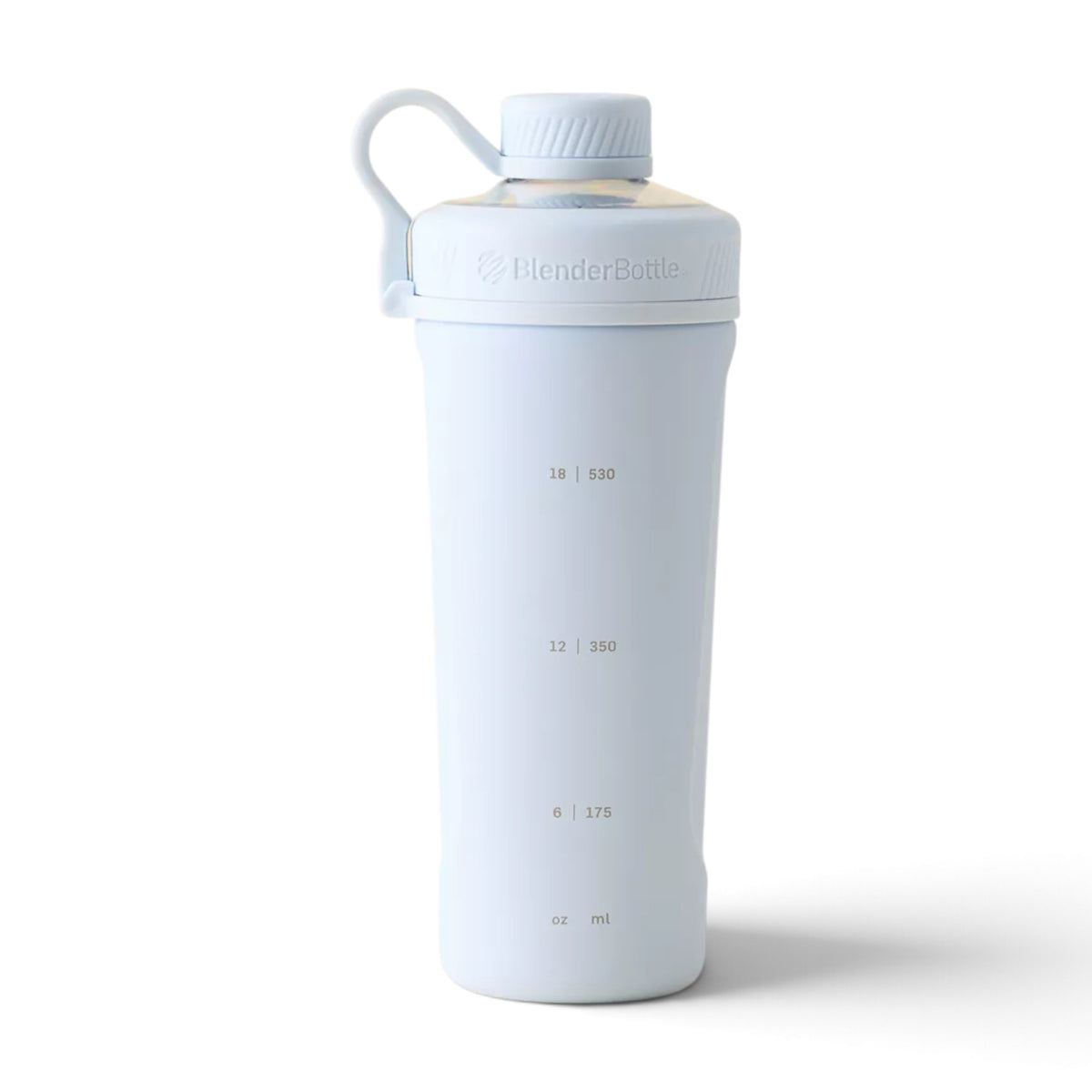 Coqueteleira Blender Bottle Radian 770 ml Azul Artico, vista frontal com tampa fechada, foto 3 de 21