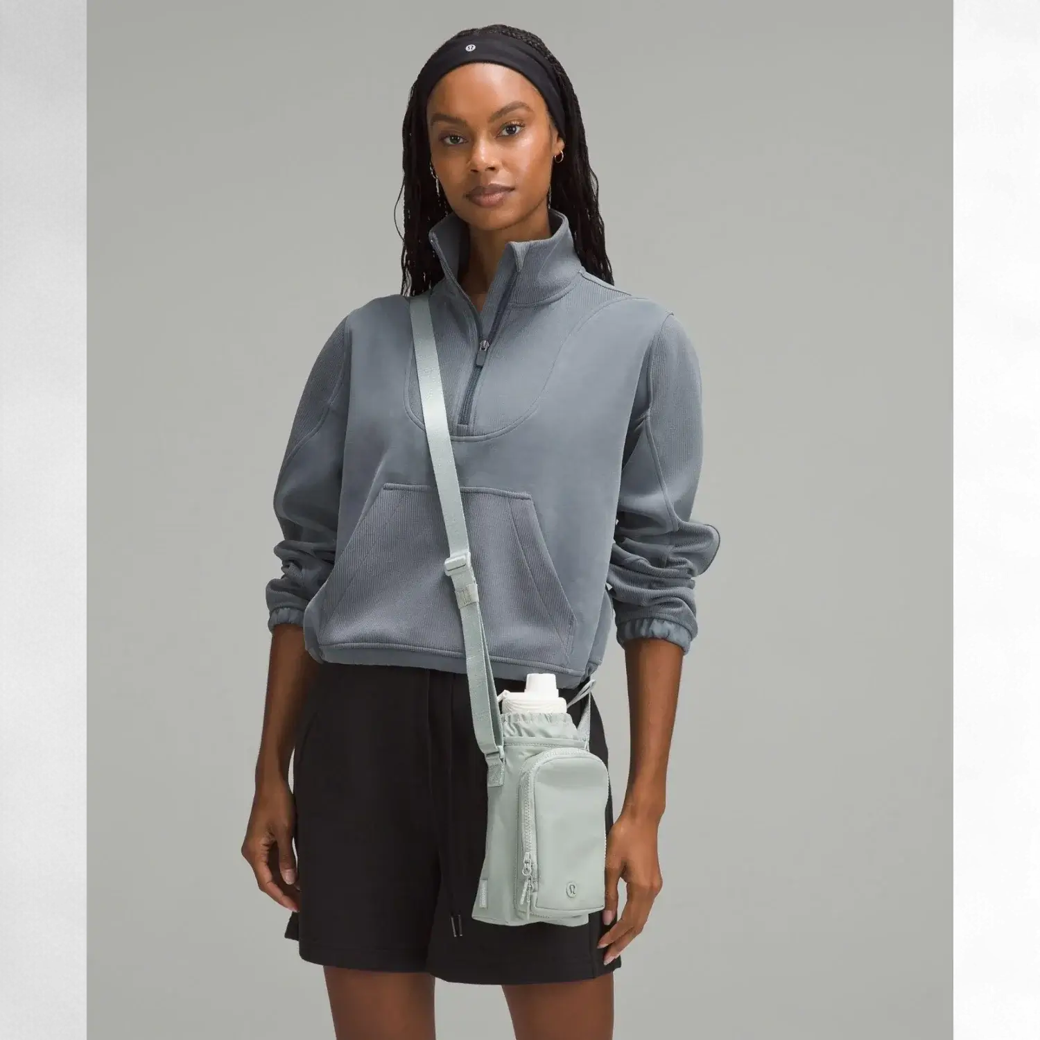Pessoa usando Bolsa para Garrafa Térmica - Cross Bottle Lululemon, ideal para caminhadas ou academia, com mãos livres e estilo.
