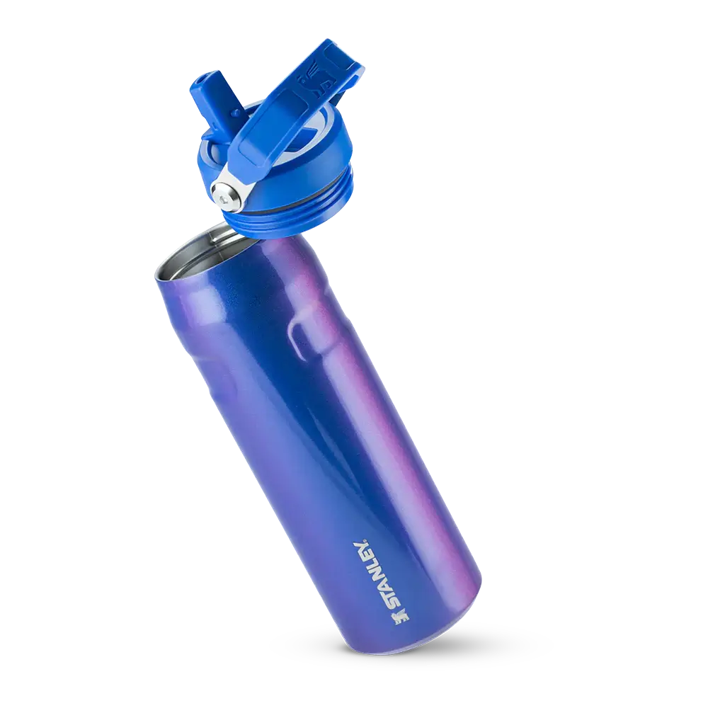 Garrafa Térmica Aerolight Flip Straw Stanley 710ml azul, leve e durável, isolamento a vácuo para manter bebidas frias ou quentes.