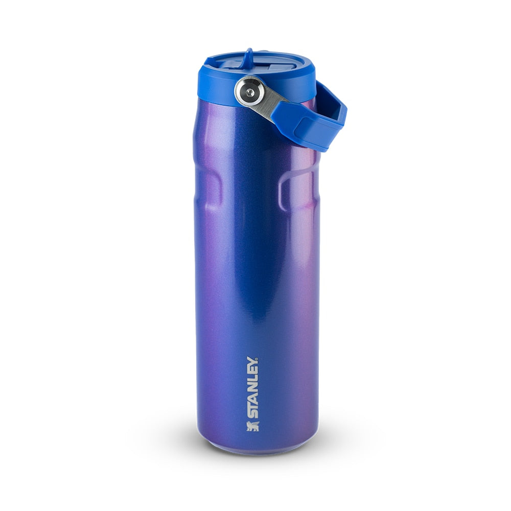 Garrafa Térmica Aerolight Flip Straw Stanley 710 ml Sapphire Shimmer, vista frontal com tampa fechada, foto 15 de 142