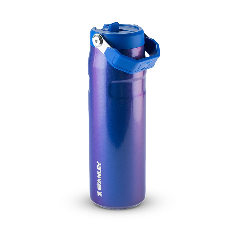 Garrafa Térmica Aerolight Flip Straw Stanley 710 ml Sapphire Shimmer, vista frontal com tampa fechada, foto 18 de 142