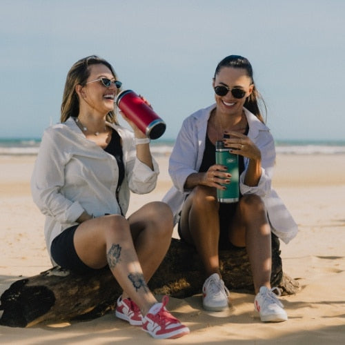 Garrafa Térmica Dual temp™ Thermos 940 ml Vermelha, em uso por uma pessoa
